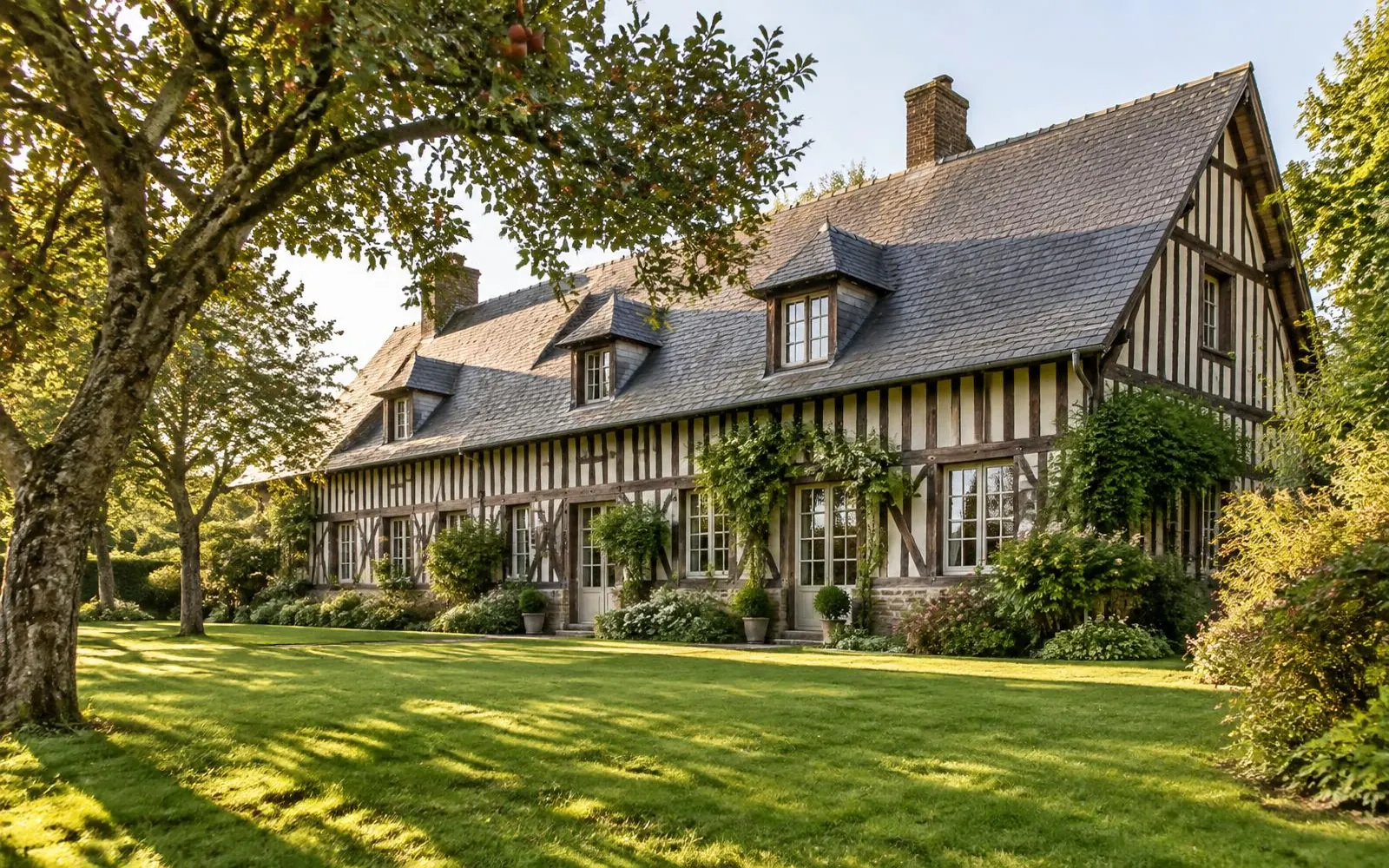 Maison normande à colombages dans un jardin — photo d’illustration