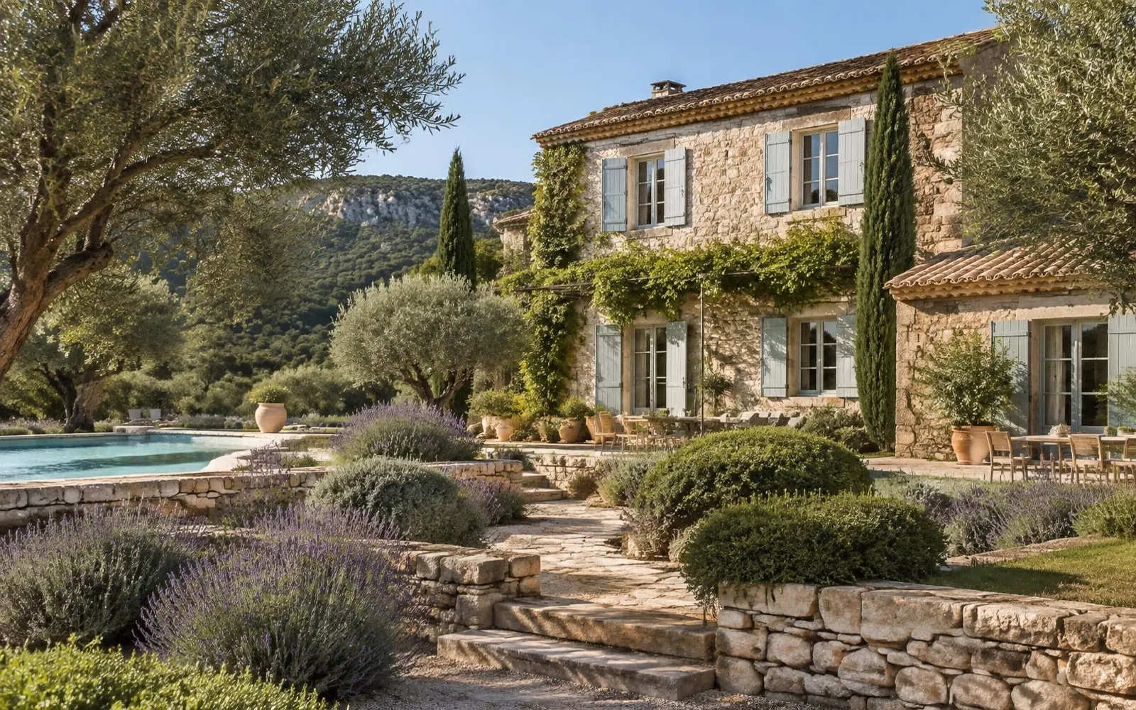 Mas provençal en pierre, tuiles et volets — photo d’illustration